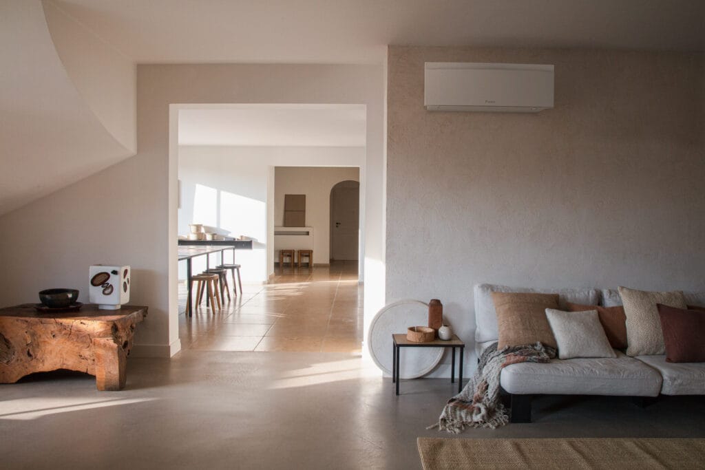 Daikin-Emura-Cool-ilmalampopumppu-olohuoneessa