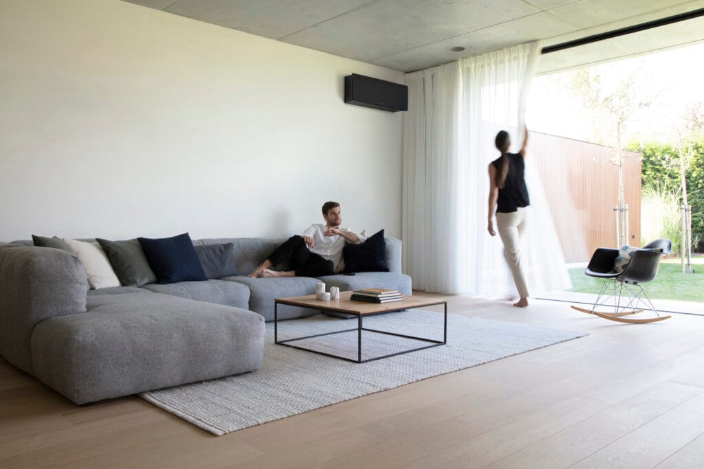 Daikin-Emura-Cool-ilmalampopumppu-olohuoneessa
