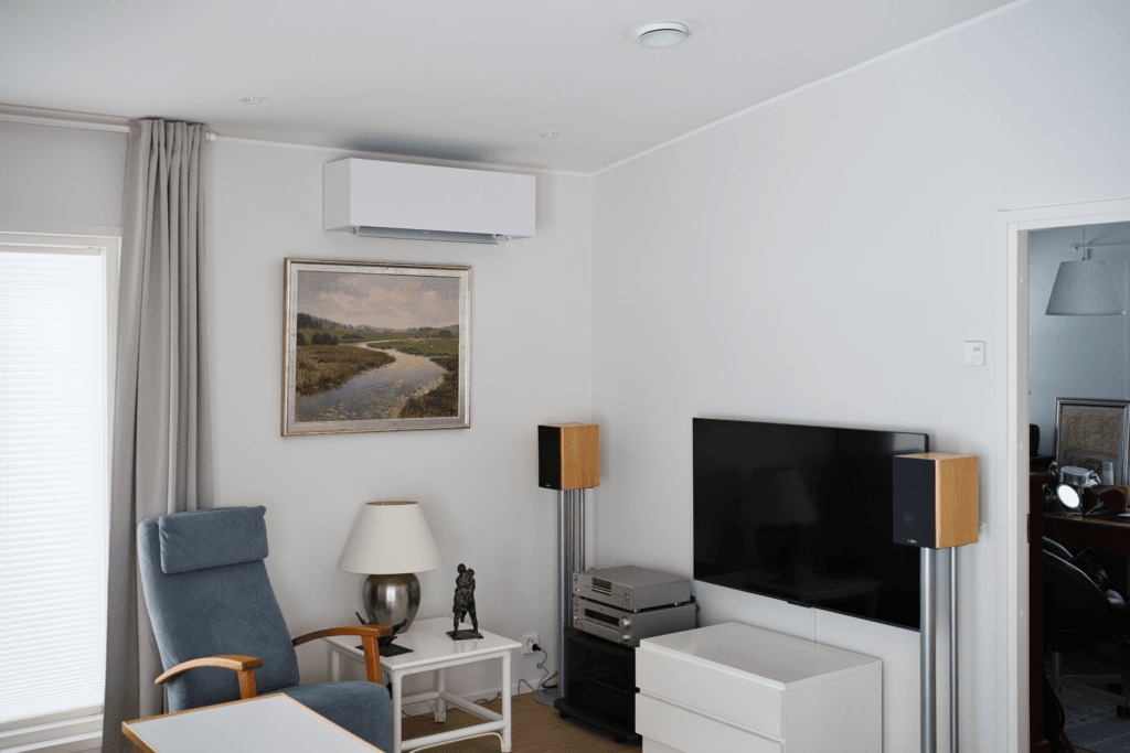 Toshiba Arctic White ilmalämpöpuppu olohuoneessa