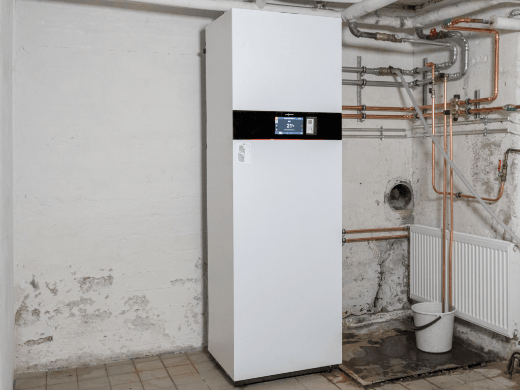 Ilma-vesilämpöpumppu asennettuna öljyn tilalle