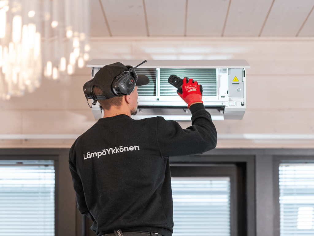 Huoltomies huoltaa ilmalämpöpumppua