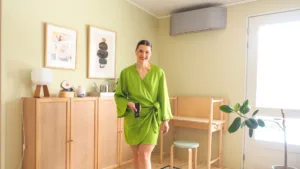 Asiakas ja ilmalämpöpumppu olohuoneessa