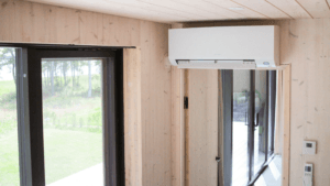 Viilentävä Daikin ilmalämpöpumppu makuuhuoneessa