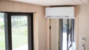 Viilentävä Daikin ilmalämpöpumppu makuuhuoneessa