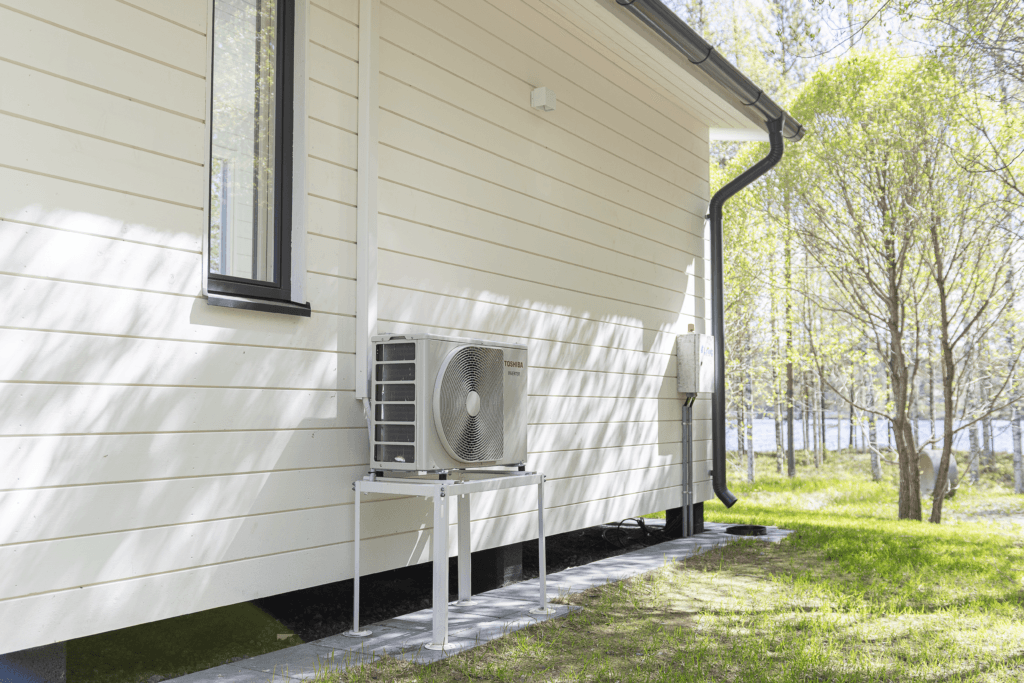 Ilmalämpöpumpun ulkoyksikkö talon seinustalla