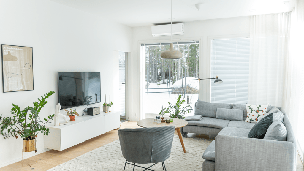 ilmalämpöpumppu olohuoneessa, talvimaisema